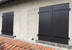 Pose de volets battants <em>à</em> barres et écharpes en aluminium