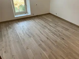 Pose de parquet / revêtement de sol / papier peint