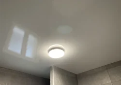Faïence murale et peinture plafond de salle de bain