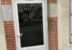 Pose d'une porte d'entrée PVC